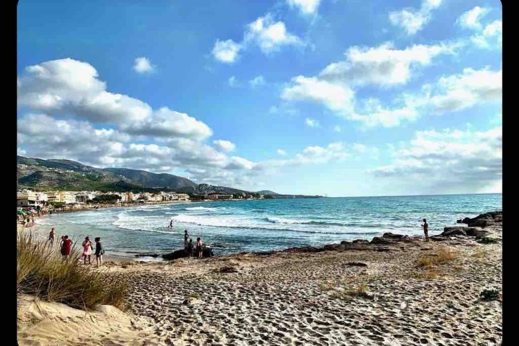 Neu Renoviertes Strandappartment Mit Meerblick Alcossebre Exterior foto